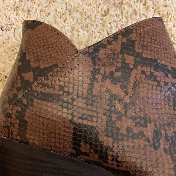 Snakeskin printed ankle booties - Picture 3 of 5